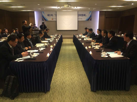 8일 서울 양재동 엘타워에서 열린 '정밀의료 연구개발 추진위원회' 1차 회의에서 정부 관계자와 전문가들이 정밀의료 산업화 추진전략을 논의하고 있다.